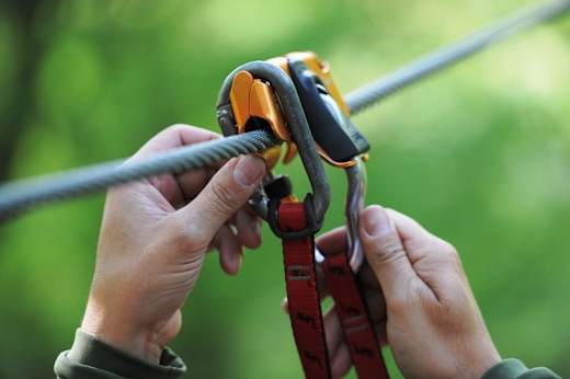 Hirschgrund-Zipline Area Sicherungshaken am Seil