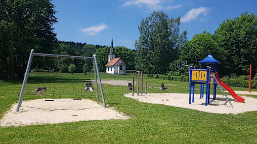 Spielplatz in Elend mit wunderbaren Blick auf die kleine Holzkirche