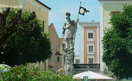 Florianibrunnen am Stadtplatz Tittmoning
