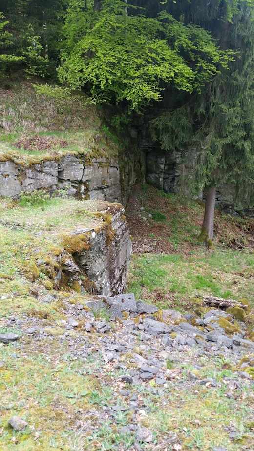 Plattenbruch an der Hausmaße