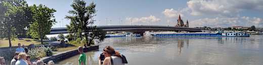 An der Donau mit Reichsbrücke und Mexikokirche