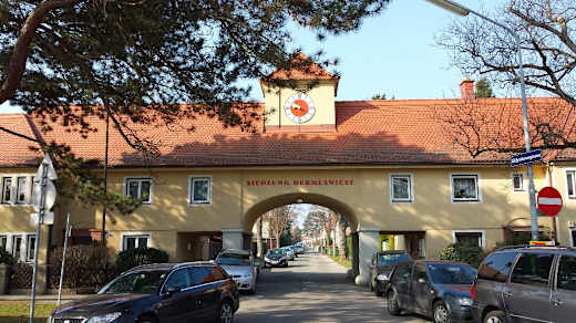 Siedlung Hermeswiese mit öffentlicher Uhr