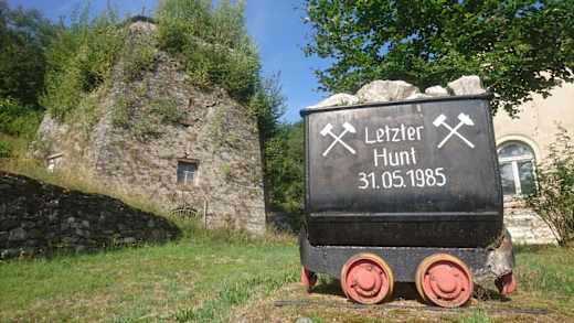 Hunt vor dem ehemaligen Kalkwerk in Herold bei Thum