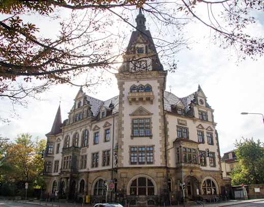 Rathaus Plauen am F-C-Weiskopf-Platz (Kilometer 0)