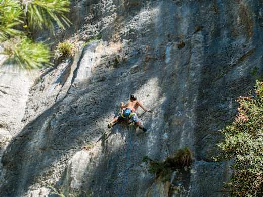 Erst am Nachmittag kommt die Sonne in das schattige Tal.