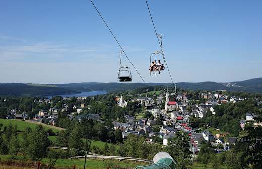 Adlerfelsenbahn mit Blick auf Eibenstock und Talsperre