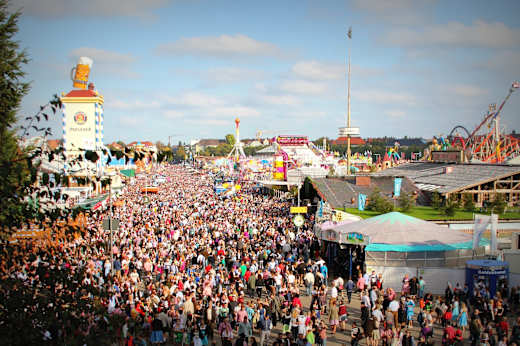 Blick über die Theresienwiese beim Oktoberfest