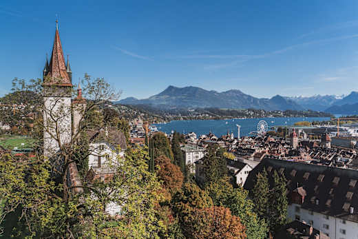 Aussicht von der Museggmauer auf die Stadt Luzern mit Vierwaldstättersee und Rigi im Hintergrund