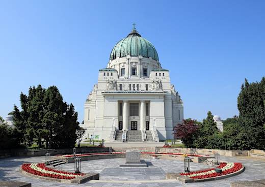 Zentralfriedhof: Karl-Borromäus-Kirche mit Präsidentengruft davor
