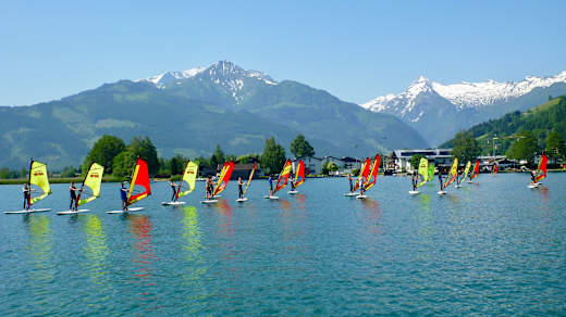 Windsurfen auf dem Zeller See vor dem Kitzsteinhorn