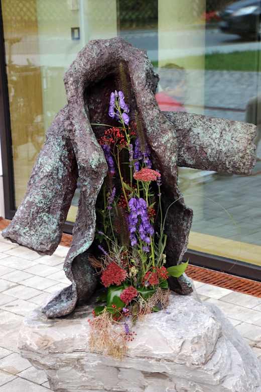 Bronzeskulptur "Willkommen" am Rathaus