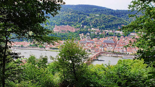 Das Bild zeigt die Landschaft/Altstadt, die Sie durchwandern
