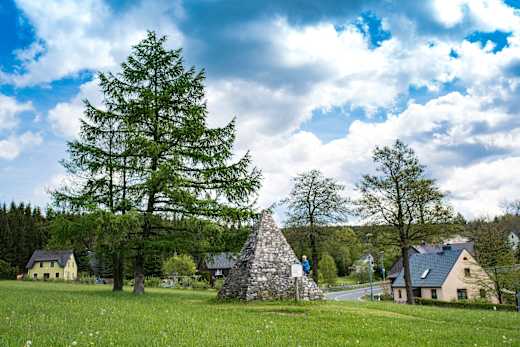 Steinpyramide in Kretscham-Rothensehma