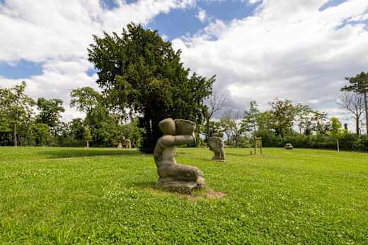 Steinskulpturen im Heinrich-Heine-Park in Halle