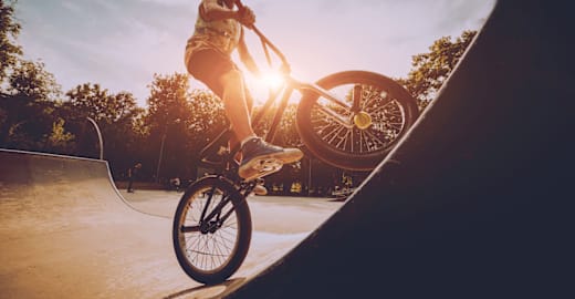 Junge fährt mit einem BMX im Park