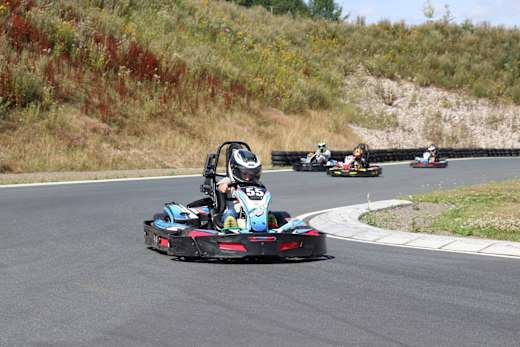 Kartfahrer auf der Outdoorstrecke der Arena E Mülsen