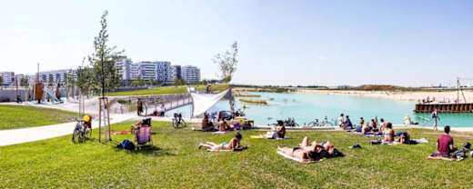 Der Seestrand nahe der U-Bahn-Station Seestadt