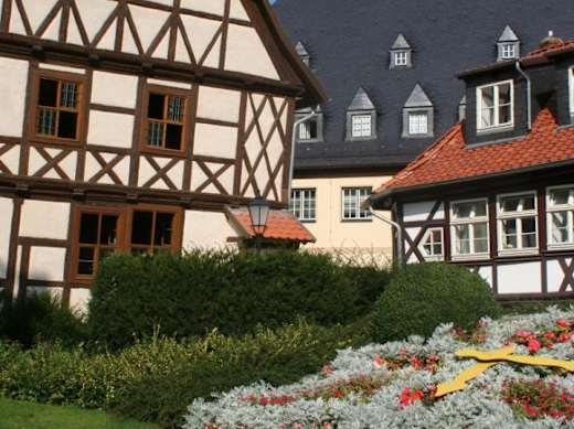 Schiefes Haus