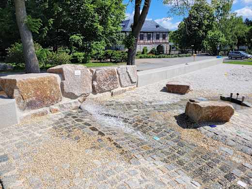 Wasserspielplatz Rodewisch mit Blick auf die Schloßinsel