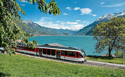 zentralbahn-luzern-interlaken-express-bahnfahrt-zug-winter