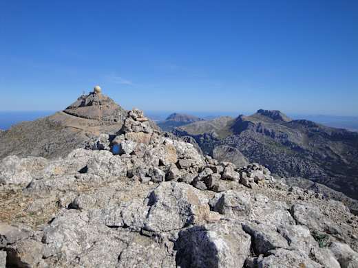Der Gipfel des Penyal des Migdia mit einem Steinmann und einer Gedenktafel. Dahinter die Radarkuppel des Puig Major, rechts die Massanella.(12.10.2011)