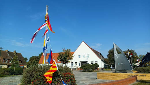 Vorplatz und alte Schule