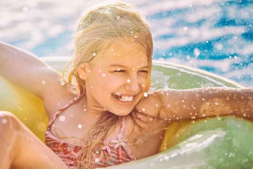 Mädchen im Schwimmring