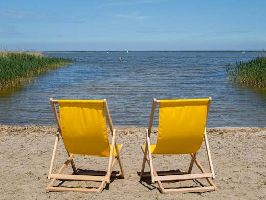 Badestelle mit Stuehlen