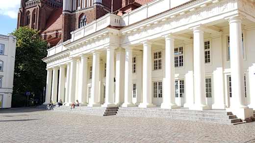 Das Säulengebäude am Markt in Schwerin