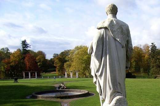 hv Putbus Park mit Malte-Denkmal Blick zum abgerissenen Schloss