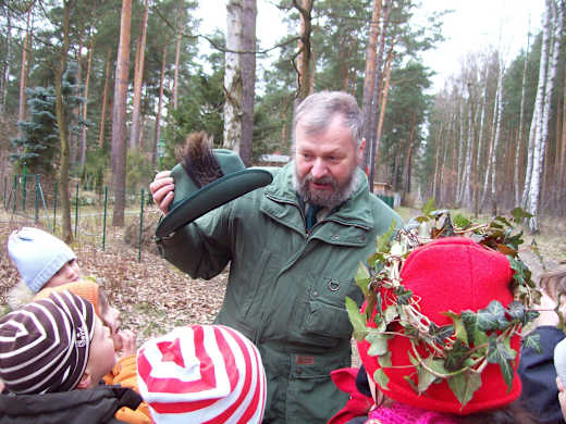 Förster Klaus mit Kindergruppe Foto: Klaus Bruckner
