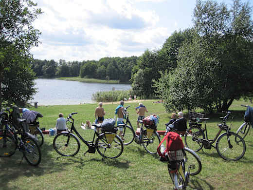 Kühle Erfrischung bei der Tour, Foto: Radtouren mit Pause