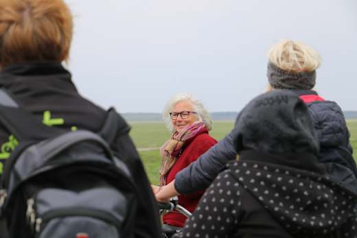 Natur- und Landschaftsführerin Gertrud Rohloff-Hecker bei einer Radtour entlang der Lenzerwische, Foto: Archiv Touirsmusverband Prignitz e.V.