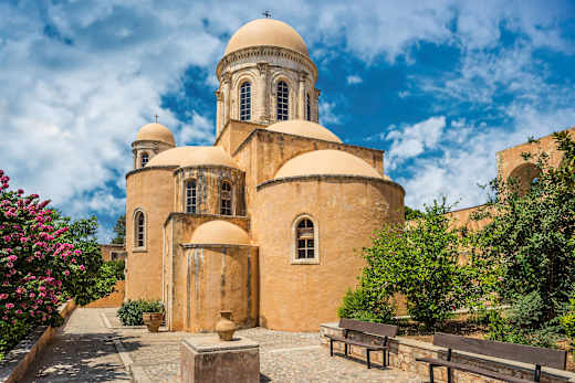 Koumares, Kloster Agia Triada