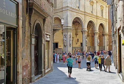 Siena, Via Banchi di Sopra