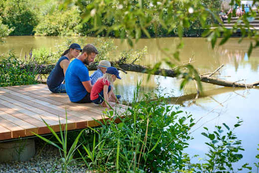 Familie am Naturerlebnisweg Vilsaue Vilsbiburg GIP1853 Tourismusverband Ostbayern 1600px