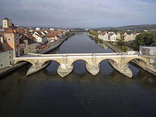 Steinerne Brücke Dächerblick Vogelperspektive