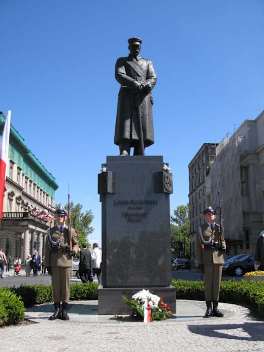 Piłsudski statue and honour guards