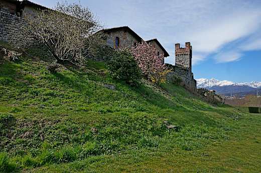 Vista esterna del Ricetto di Candelo