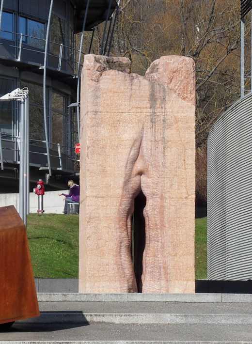 Skulptur tuebingen vulva cropped