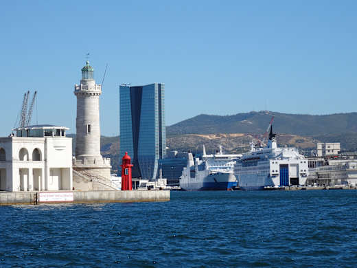 Tour CMA-CGM, gros Ferries. Petit phare (22650942945)