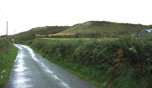 The southern scarp of Bwrdd Arthur - geograph.org.uk - 949042