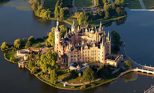 Schwerin Castle Aerial View Island Luftbild Schweriner Schloss Insel See (cropped)