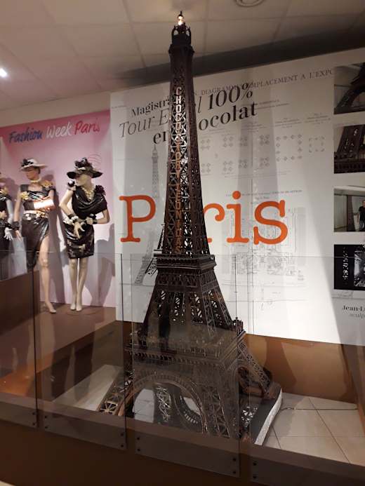 Sculpture en chocolat en chocolat Léonidas représentant la Tour Eiffel, Musée du chocolat de Paris