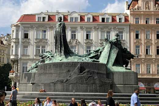 Prague hus statue