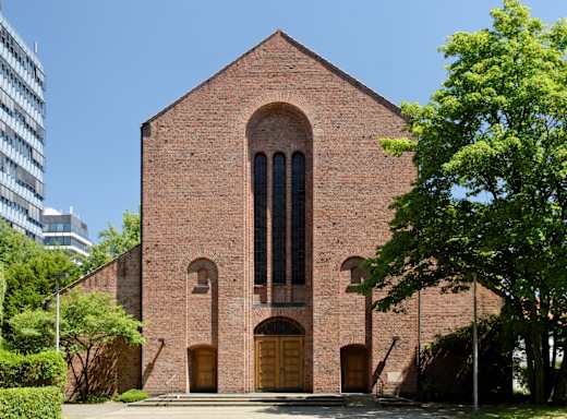 St. Albertus Magnus in Duesseldorf-Golzheim, von Suedwesten