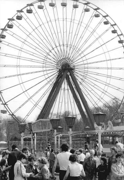 Bundesarchiv Bild 183-1985-0404-021, Berlin, Kulturpark Plänterwald, Riesenrad