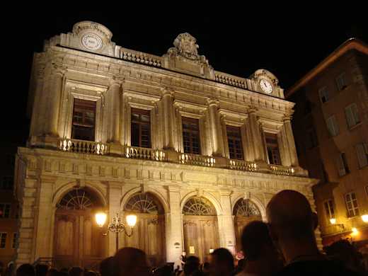 Le Temple du Change, illuminé la nuit