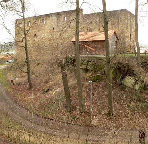 Heldenburg auf Felsen Rückseite Burggraben