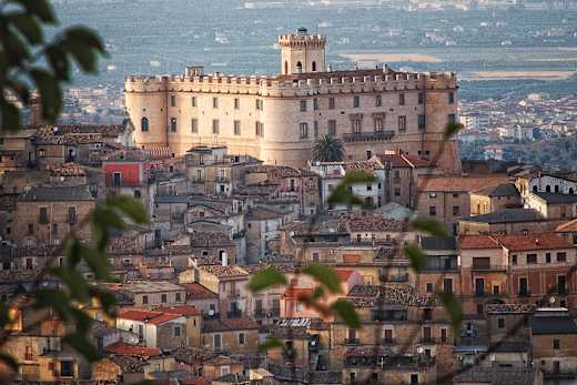 Il castello tra le case